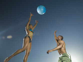 Afroamerikanisches Paar spielt mit Strandball - BLEF00016