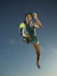 Afroamerikanische Sportlerin beim Springen - BLEF00017