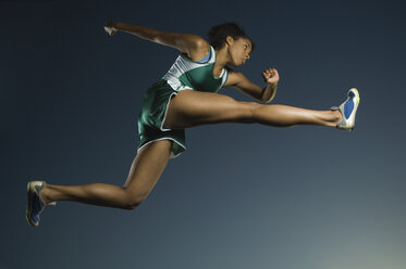 Afroamerikanische Sportlerin beim Springen - BLEF00019