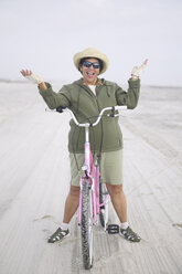 Ältere Frau mit Fahrrad am Strand - BLEF00036