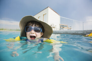 Gemischtrassiges Mädchen mit Sonnenbrille im Schwimmbad - BLEF00046