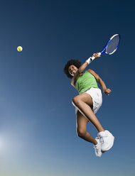 Afrikanische Frau spielt Tennis in der Luft - BLEF00054