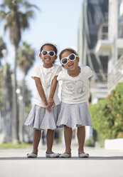 Junge gemischtrassige Mädchen mit Sonnenbrillen - BLEF00063