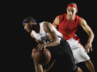 Afrikanische Männer spielen Basketball - BLEF00076