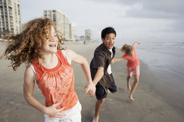 Freunde spielen am Strand - BLEF00086