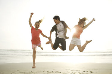 Freunde spielen am Strand - BLEF00087