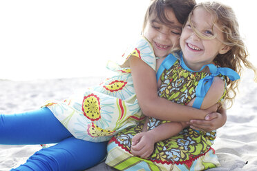 Kinder umarmen sich am Strand - BLEF00103