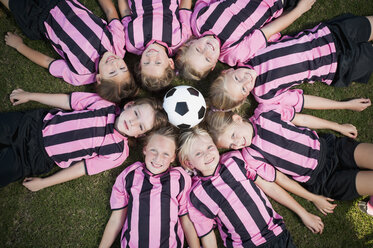 Mädchenfußballerinnen liegen im Kreis - BLEF00110