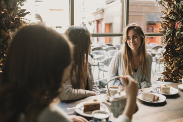 Drei junge Frauen treffen sich in einem Cafe - AHSF00138