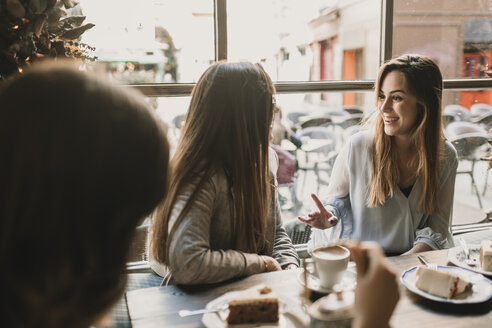 Drei glückliche junge Frauen treffen sich in einem Cafe - AHSF00139