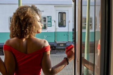 Frau schaut aus der Zugtür - VEGF00038