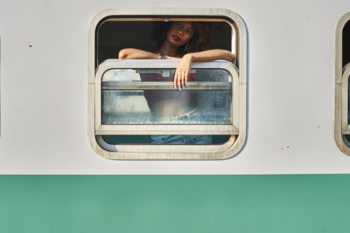 Frau schaut aus dem Zugfenster - VEGF00043