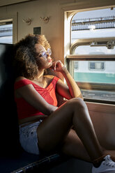 Junge Frau in einem Zug schaut aus dem Fenster - VEGF00057