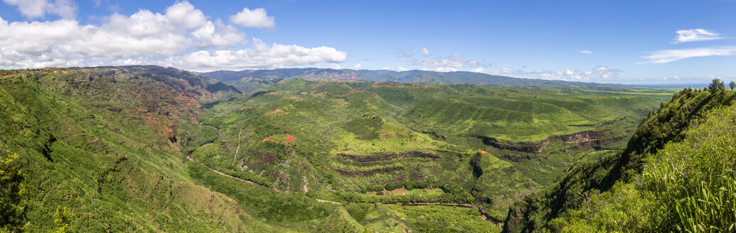 USA, Hawaii, Kauai, Waimea Canyon State Park, Blick entlang des Waimea Canyon Drive - FOF10713