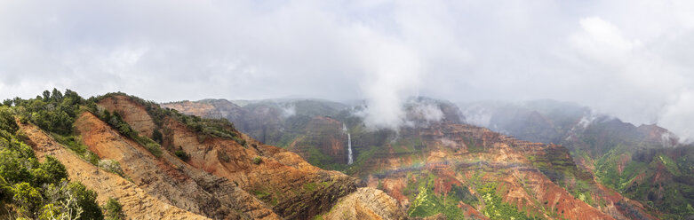 USA, Hawaii, Kauai, Waimea Canyon State Park, Blick auf Waimea Canyon und Waipo'o Falls - FOF10717