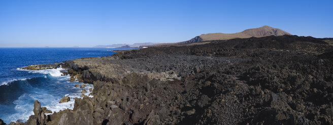 Spanien, Kanarische Inseln, Lanzarote, Tinajo, Naturpark Los Volcanos, Blick auf die Felsenküste - SIEF08594