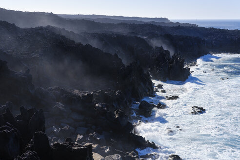 Spanien, Kanarische Inseln, Lanzarote, Tinajo, Naturpark Los Volcanos, Meeresschaum an felsiger Küste - SIEF08595