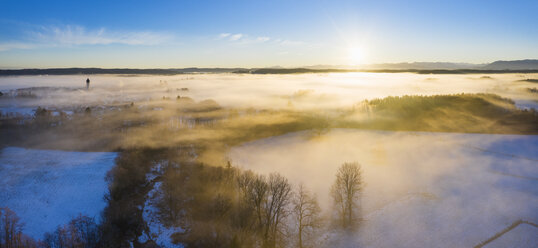 Deutschland, Bayern, Gelting, Sonnenaufgang über Winterlandschaft, Luftaufnahme - SIEF08603