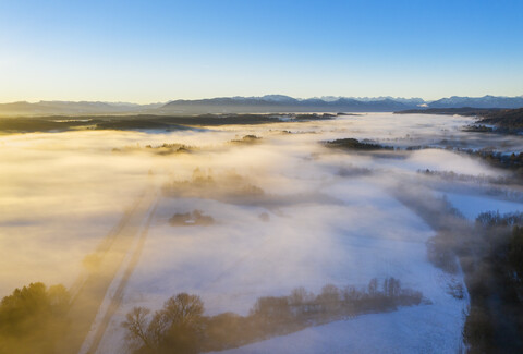 Deutschland, Bayern, Loisach, Sonnenaufgang über Winterlandschaft, Luftaufnahme, lizenzfreies Stockfoto