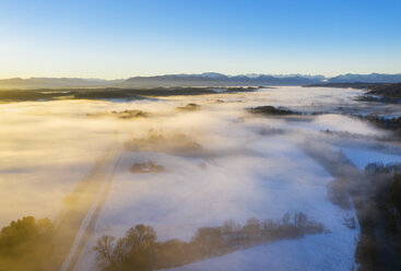 Deutschland, Bayern, Loisach, Sonnenaufgang über Winterlandschaft, Luftaufnahme - SIEF08605