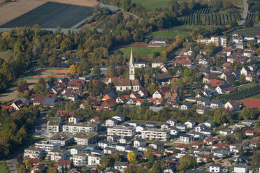 Deutschland, Baden-Würrttemberg, Bodensee, Oberteuringen, Dorfansicht mit Kirche St. Martin - SH02156