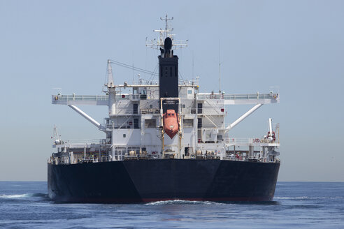 Spanien, Andalusien, Tarifa, Meerenge von Gibraltar, Frachtschiff - KBF00599