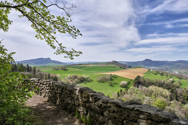 Deutschland, Baden-Württemberg, Landkreis Konstanz, Blick von der Burgruine Hohenkraehen auf die Hegauer Landschaft - ELF02015