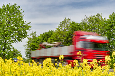 Lkw in Bewegung hinter Rapsfeld - FRF00821