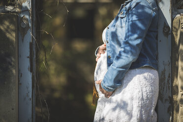 Schwangere Frau hält ihren Bauch, Nahaufnahme - ASCF00995