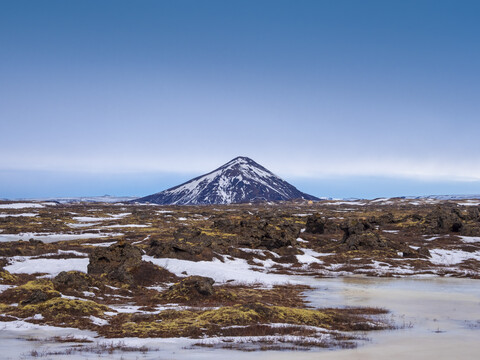 Island, verschneite Landschaft, früher Morgen im Nordosten, lizenzfreies Stockfoto