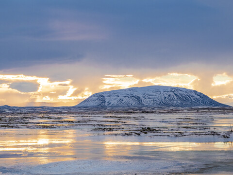 Island, verschneite Landschaft, früher Morgen im Nordosten, lizenzfreies Stockfoto