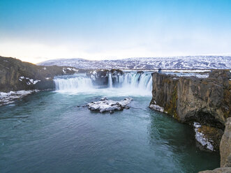 Island, Godafoss Wasserfall im Winter - TAMF01301