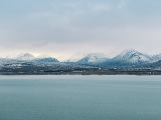 Island, Dramatische Landschaft bei Akureyri im Winter bei Sonnenuntergang - TAMF01307