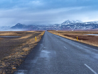 Island, Straße 54 im Snaefellsjoekull-Nationalpark am frühen Morgen im Winter - TAMF01312