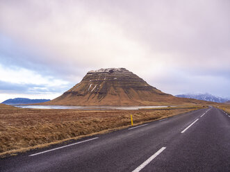 Island, Halbinsel Snaefellsnes, Berg Kirkjufell am Straßenrand - TAMF01315