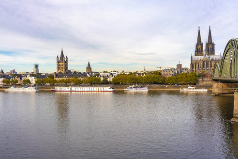 Deutschland, Köln, Hohenzollernbrücke und Kölner Dom am Morgen - TAMF01320