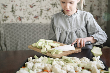 Girl slicing vegetables - EYAF00175