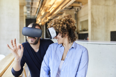 Mann und Frau mit VR-Brille in einem modernen Büro, lizenzfreies Stockfoto