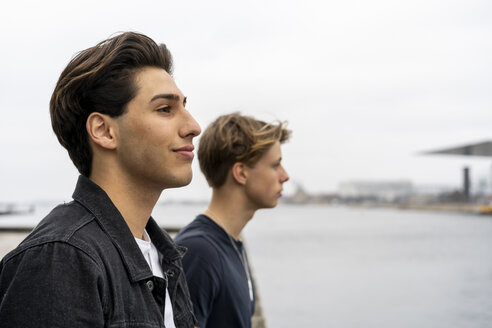 Dänemark, Kopenhagen, Porträt von zwei jungen Männern am Wasser - AFVF02744