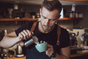 Barista bei der Zubereitung eines Kaffees in einem Kaffeehaus - OCMF00419