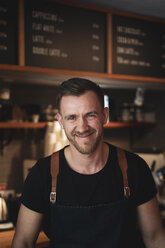 Porträt einer lächelnden Barista in einem Kaffeehaus - OCMF00424