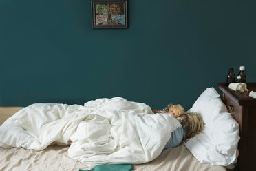 Krankes Mädchen im Bett liegend mit Puppe - PSIF00256