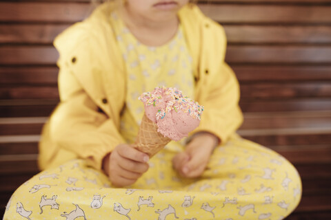 Kleines Mädchen mit Eiswaffel, Nahaufnahme, lizenzfreies Stockfoto