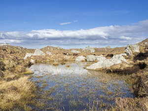 Großbritannien, Schottland, Nordwestliche Highlands, Teich und Felsbrocken - HUSF00036