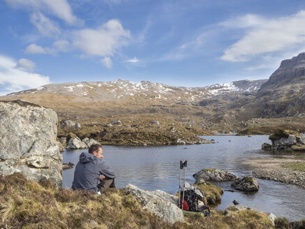 Großbritannien, Schottland, Nordwestliche Highlands, Wanderer rastet am Ben More Assynt - HUSF00037