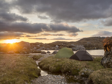 Großbritannien, Schottland, Nordwestliche Highlands, Ben More Assynt, Zelte bei Sonnenaufgang - HUSF00039