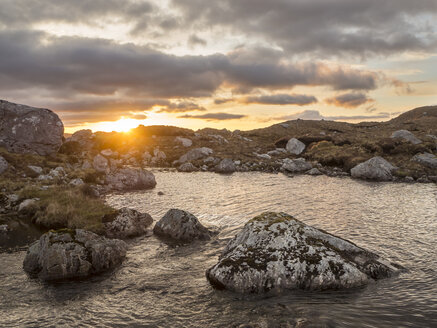 Großbritannien, Schottland, Nordwestliche Highlands, Ben More Assynt, Berglandschaft bei Sonnenaufgang - HUSF00040