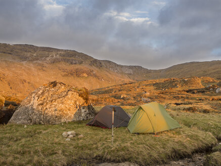 Großbritannien, Schottland, Nordwestliche Highlands, Ben More Assynt, Berglandschaft und Zelte im Morgenlicht - HUSF00041