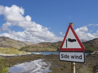 Großbritannien, Schottland, Nordwestliche Highlands, bei Kylesku, Landschaft mit Warnschild vor Seitenwind - HUSF00043