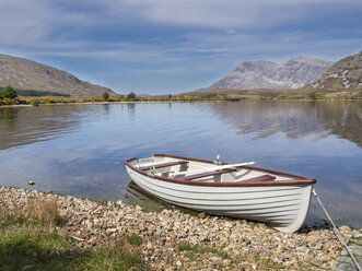 Großbritannien, Schottland, Nordwestliche Highlands, Achfary, Berglandschaft mit See und Boot - HUSF00044